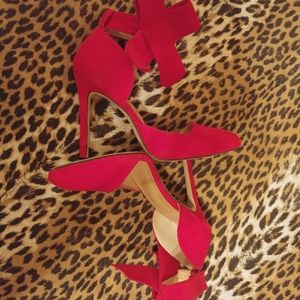 RED BOW HEELS